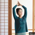 웰빙코디네이터와 신체 해부학 기초 - A serene morning scene showing a Japanese woman in casual fitness wear gently stretching her shoulde...
